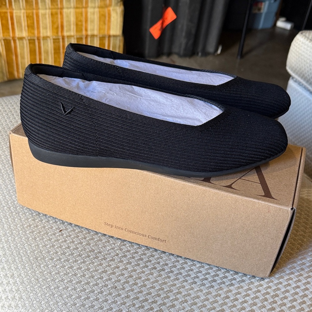 Black Women's Flats - Picture 3 of 8